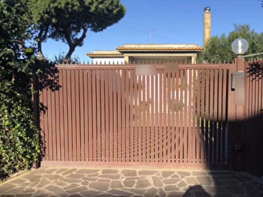 Immagine 5 di Villa in vendita  in Viale Maria  a Fiumicino