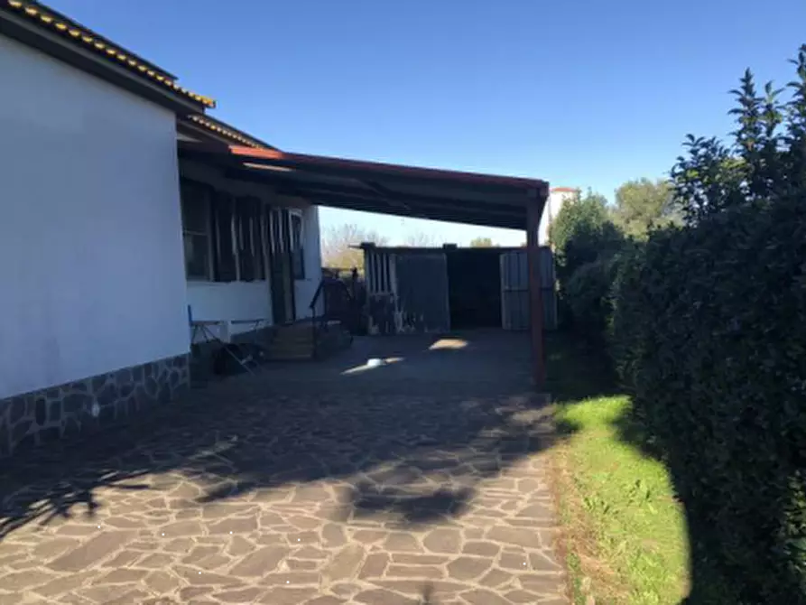 Immagine 2 di Villa in vendita  in Viale Maria  a Fiumicino