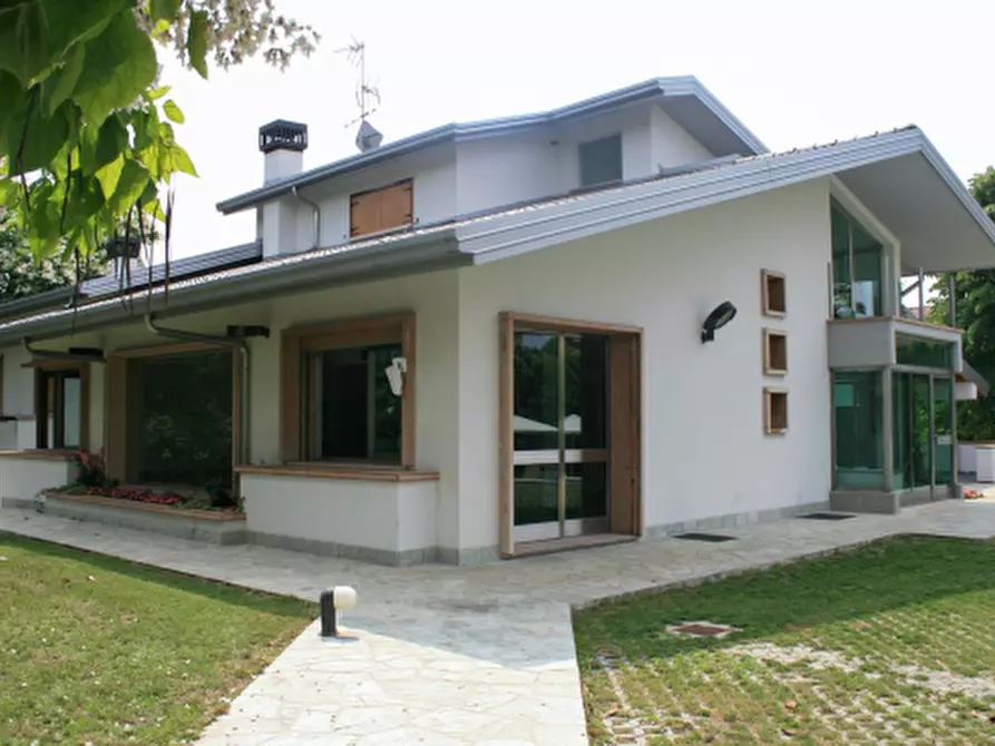Immagine 1 di Villa in vendita  in Via N. Sauro  a Corbetta