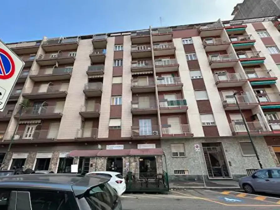 Immagine 2 di Negozio in vendita  in Via Isonzo a Torino