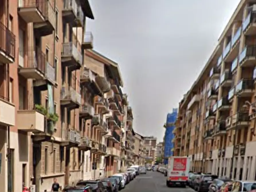 Immagine 9 di Negozio in vendita  in Via Isonzo a Torino