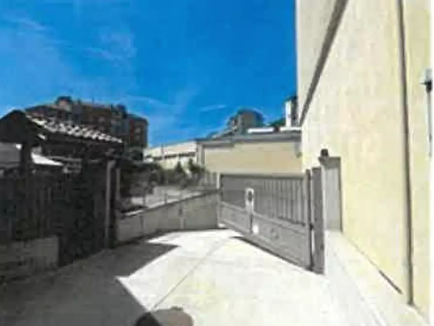 Immagine 3 di Garage in vendita  in Strada Comunale di Mirafiori a Torino
