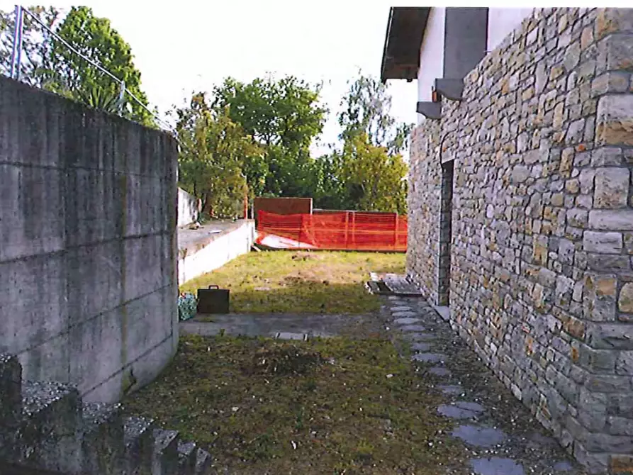 Immagine 3 di Appartamento in vendita  in Via Papa Giovanni XXIII a Caprino Bergamasco