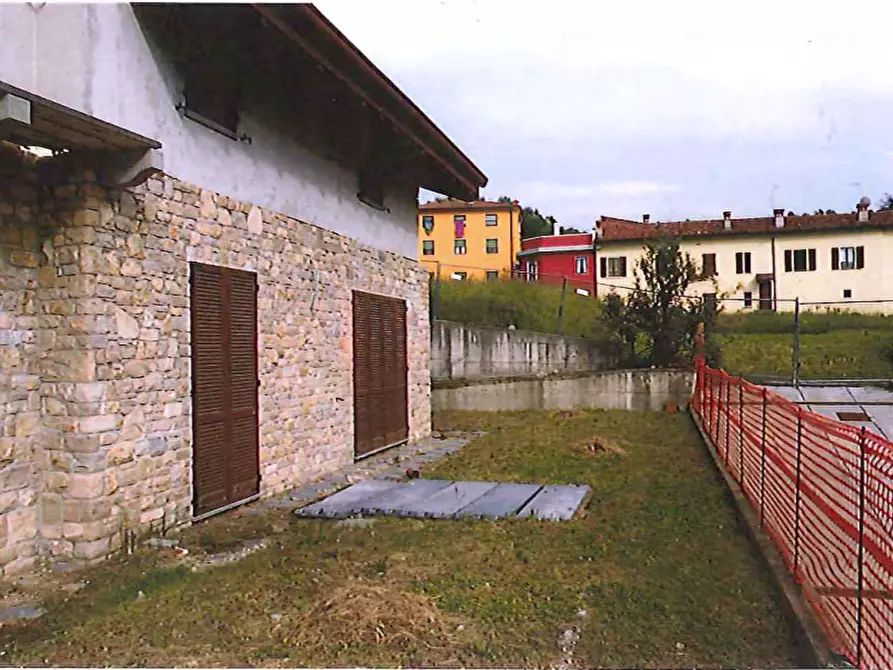 Immagine 1 di Appartamento in vendita  in Via Papa Giovanni XXIII a Caprino Bergamasco