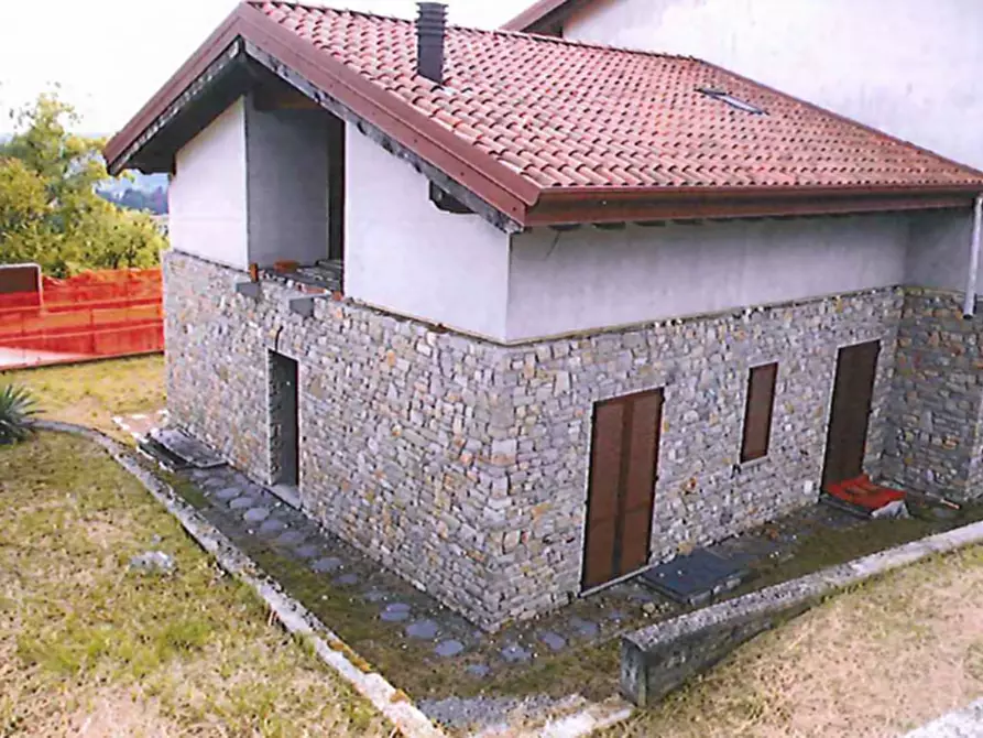 Immagine 1 di Appartamento in vendita  in Viale Papa Giovanni a Caprino Bergamasco