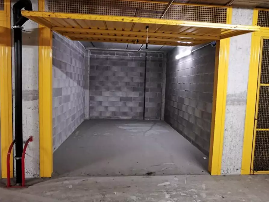 Immagine 1 di Garage in vendita  in Via Carlo Imbonati a Milano