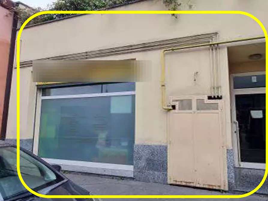 Immagine 2 di Negozio in vendita  in Via Candiani  a Milano