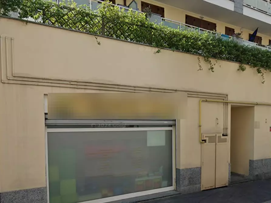 Immagine 5 di Negozio in vendita  in Via Candiani  a Milano