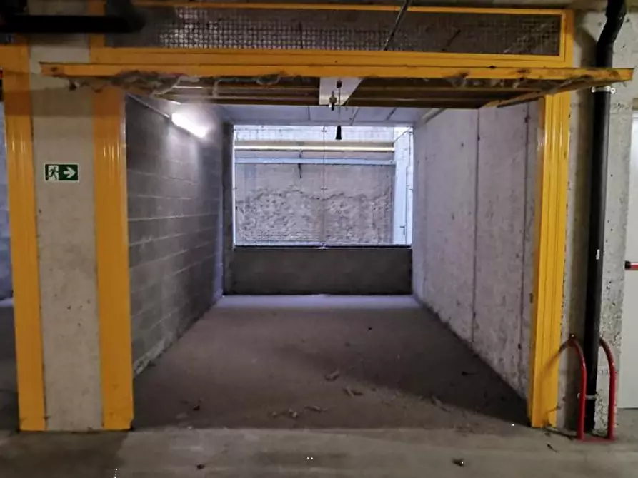 Immagine 2 di Garage in vendita  in Via Carlo Imbonati a Milano