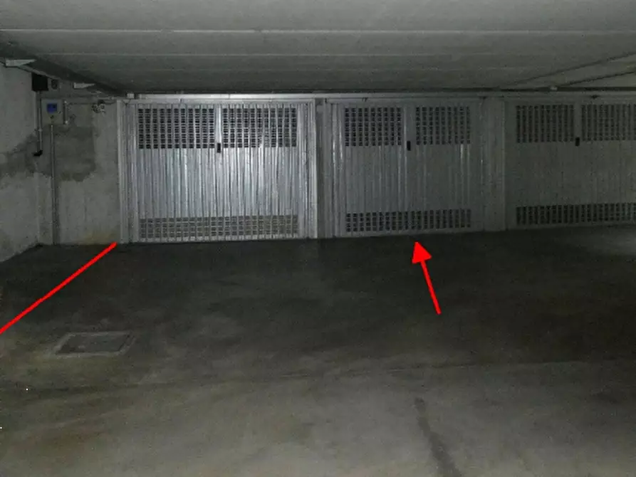 Immagine 1 di Garage in vendita  in Via Campi a Merate