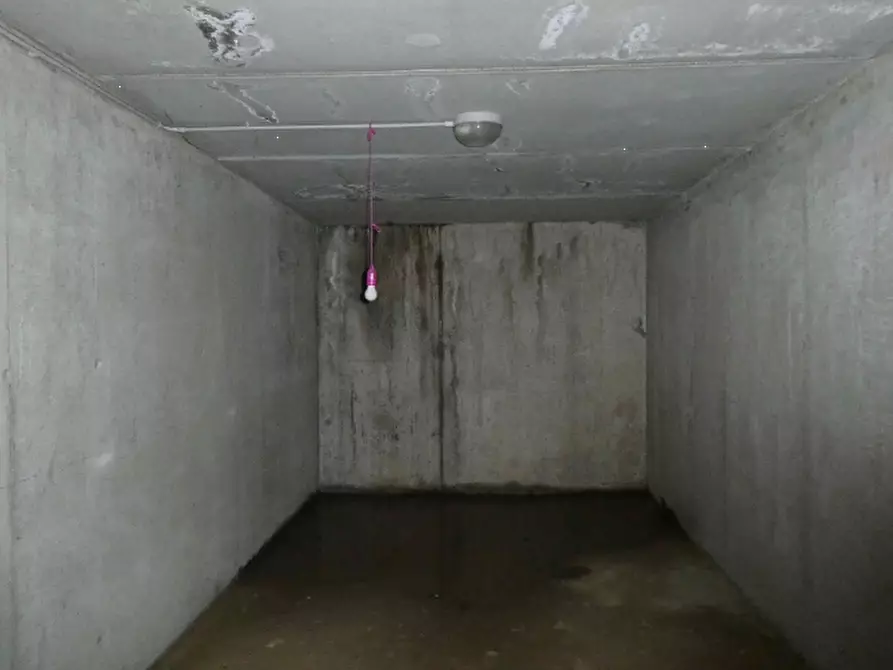 Immagine 3 di Garage in vendita  in Via Campi a Merate