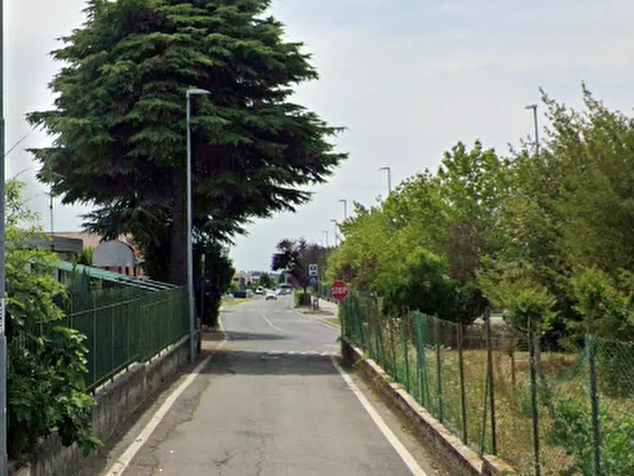 Immagine 7 di Garage in vendita  in Via Campi a Merate