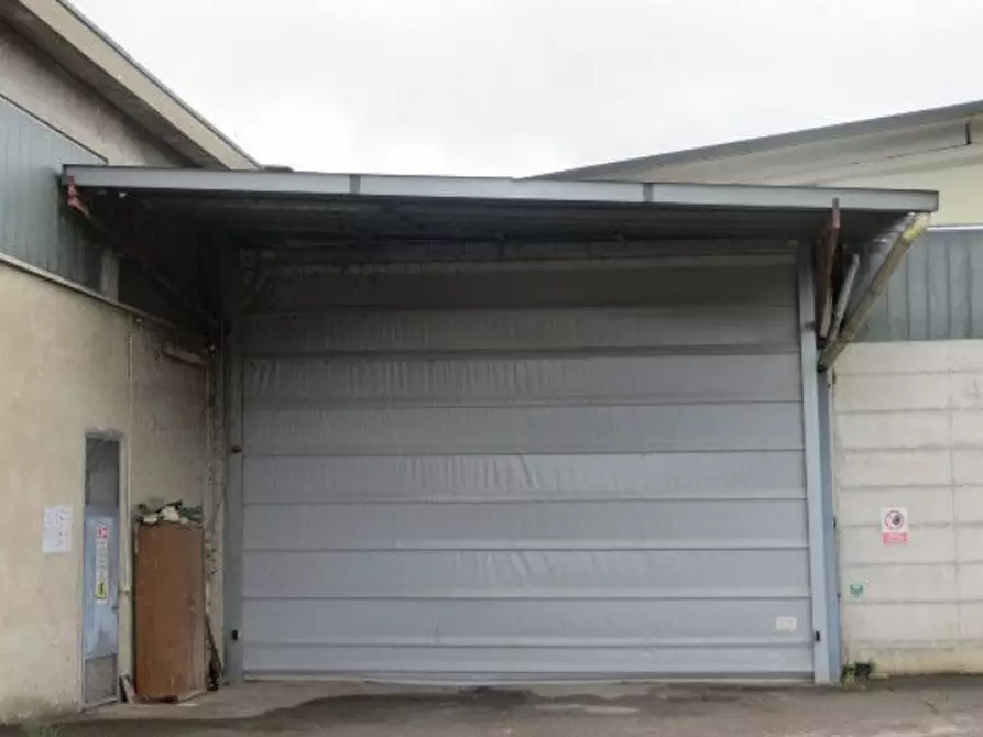 Immagine 12 di Villa in vendita  in Via Venticinque Aprile a Ozzero