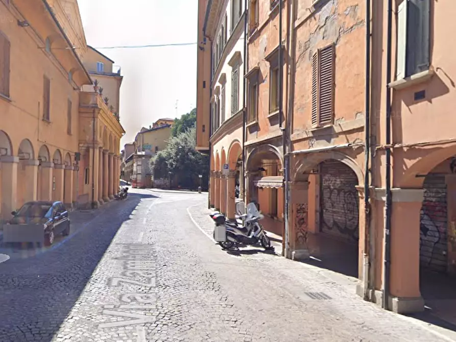 Immagine 2 di Negozio in vendita  in Via Zamboni  a Bologna