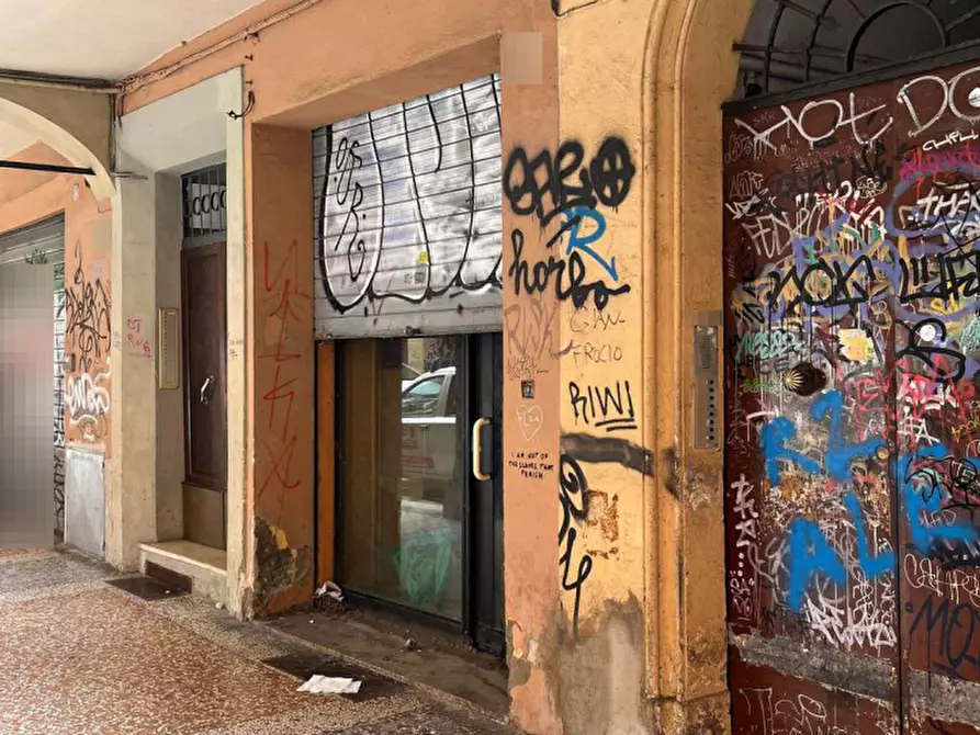 Immagine 1 di Negozio in vendita  in Via Zamboni  a Bologna