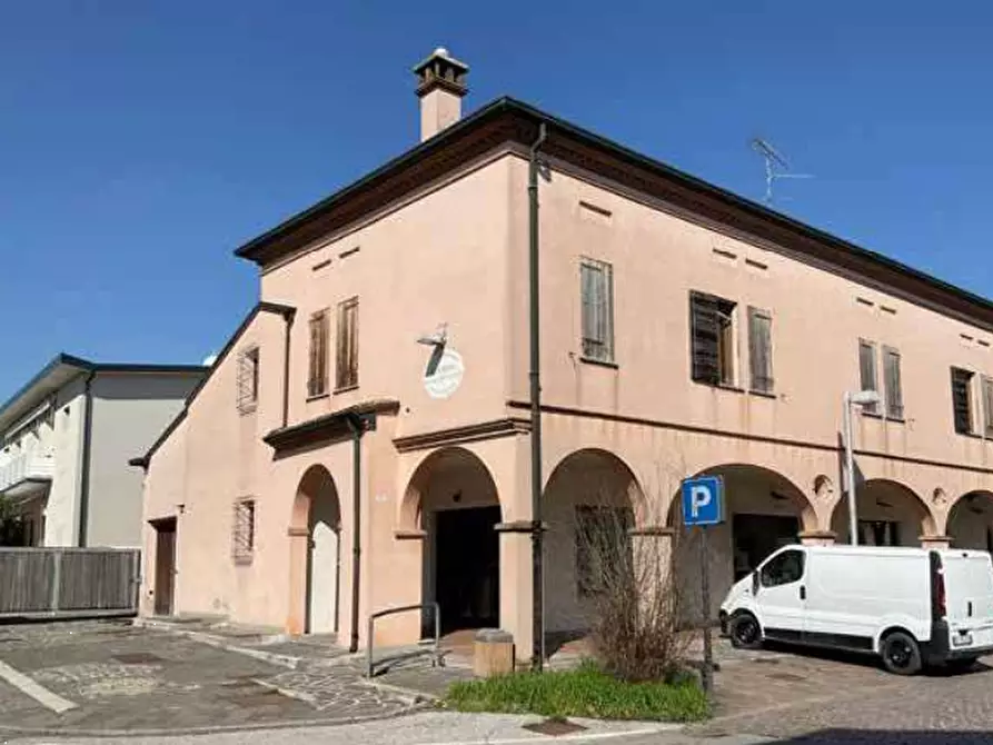 Immagine 1 di Negozio in vendita  in Via XXV Aprile a Curtatone
