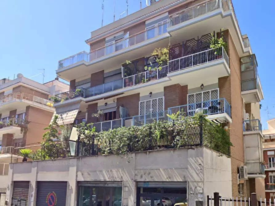 Immagine 3 di Appartamento in vendita  in Via Guido Guinizelli a Roma