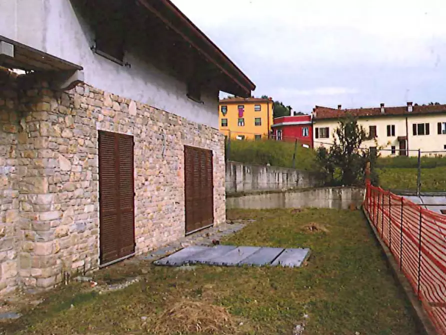 Immagine 3 di Appartamento in vendita  in Via Papa Giovanni XXIII a Caprino Bergamasco