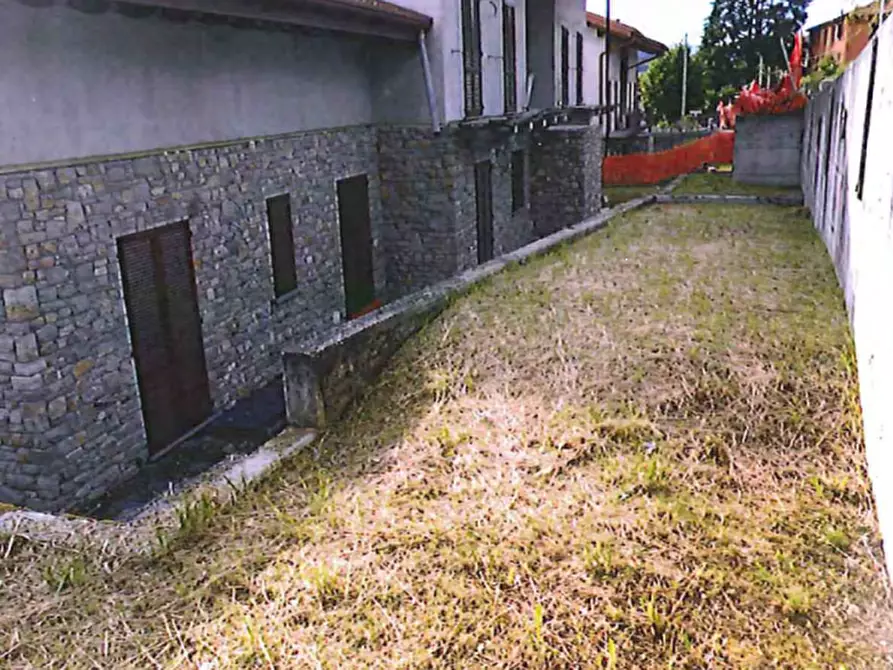 Immagine 2 di Appartamento in vendita  in Via Papa Giovanni XXIII a Caprino Bergamasco