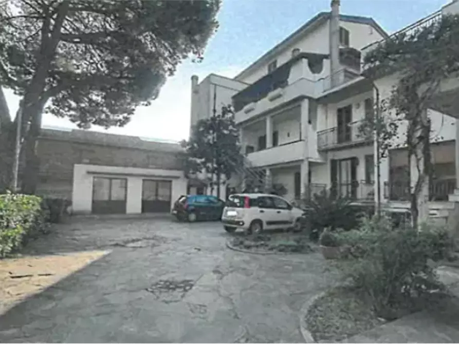 Immagine 3 di Capannone industriale in vendita  in Via Montalese a Prato