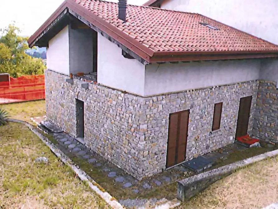 Immagine 1 di Appartamento in vendita  in Viale Papa Giovanni XXII a Caprino Bergamasco