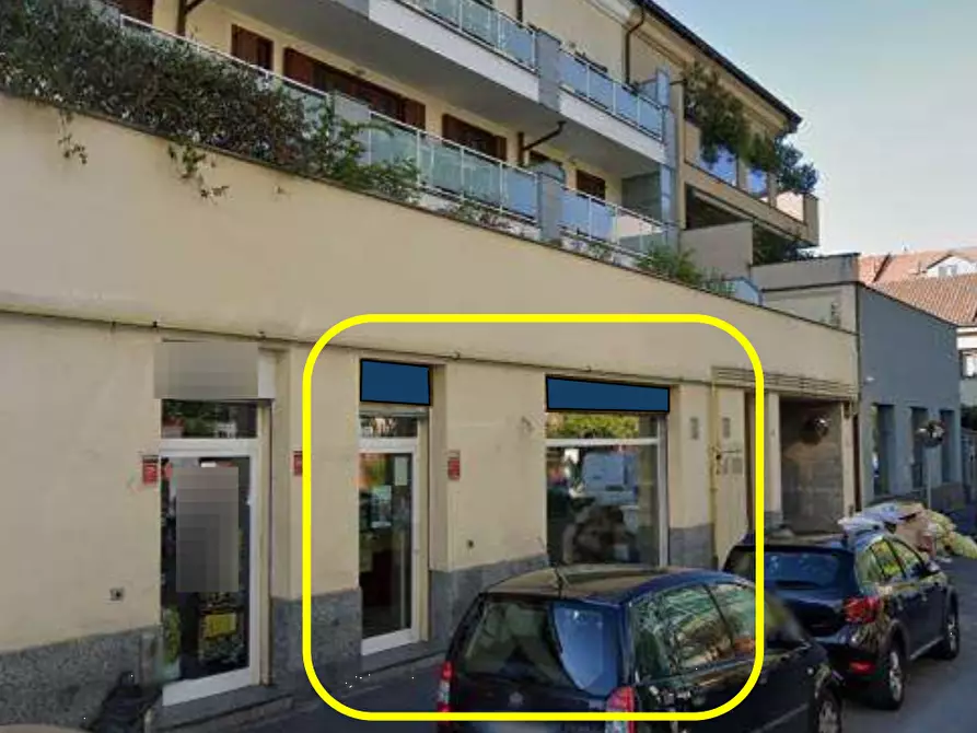 Immagine 1 di Negozio in vendita  in Via Candiani a Milano