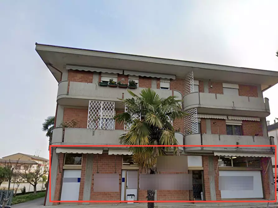 Immagine 7 di Negozio in vendita  in Via E. Curiel a Terzo Di Aquileia