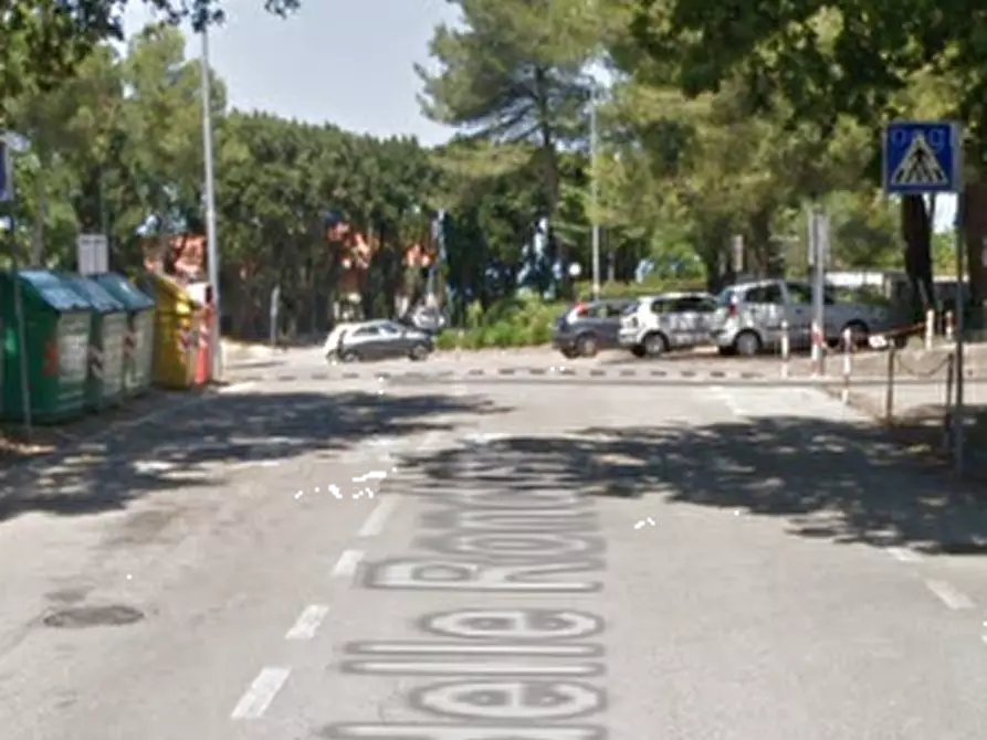 Immagine 22 di Negozio in vendita  in Via delle Rondini  a Pesaro