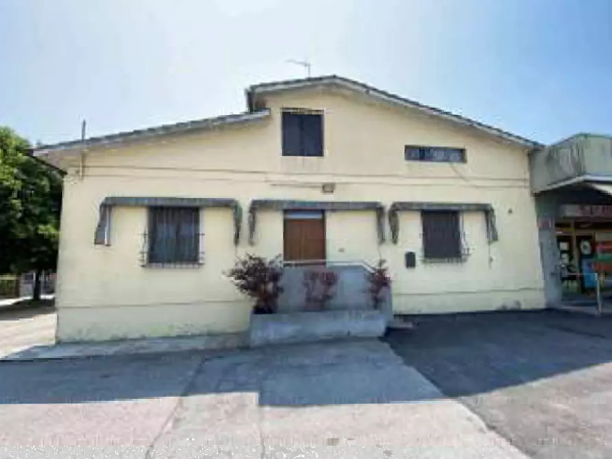 Immagine 2 di Stabile in vendita  in Strada Levata a Goito