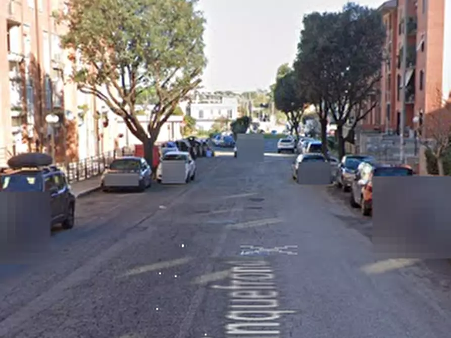 Immagine 8 di Negozio in vendita  in Via Cinquefrondi a Roma