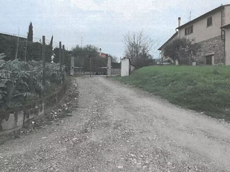 Immagine 1 di Posto auto in vendita  in Via Mortelle a Carmignano