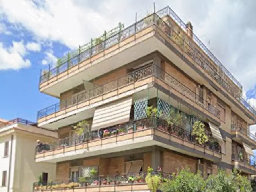 Immagine 4 di Appartamento in vendita  in via Camillo Mariani a Roma