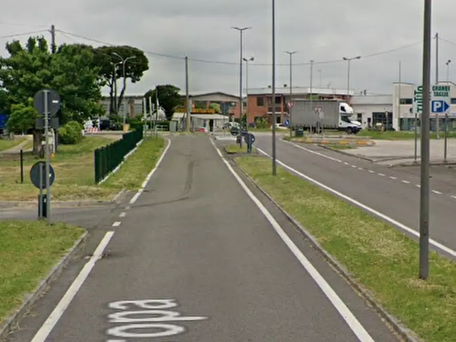 Immagine 12 di Negozio in vendita  in Via Europa  a Occhiobello