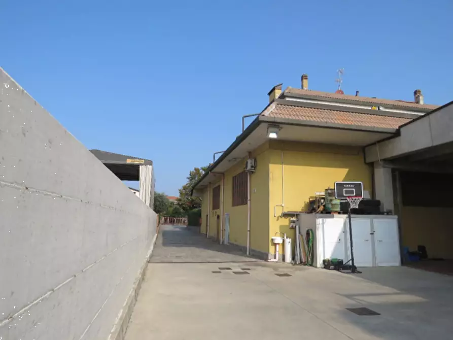 Immagine 2 di Magazzino in vendita  in Via Michelangelo Buonarroti a Gorgonzola