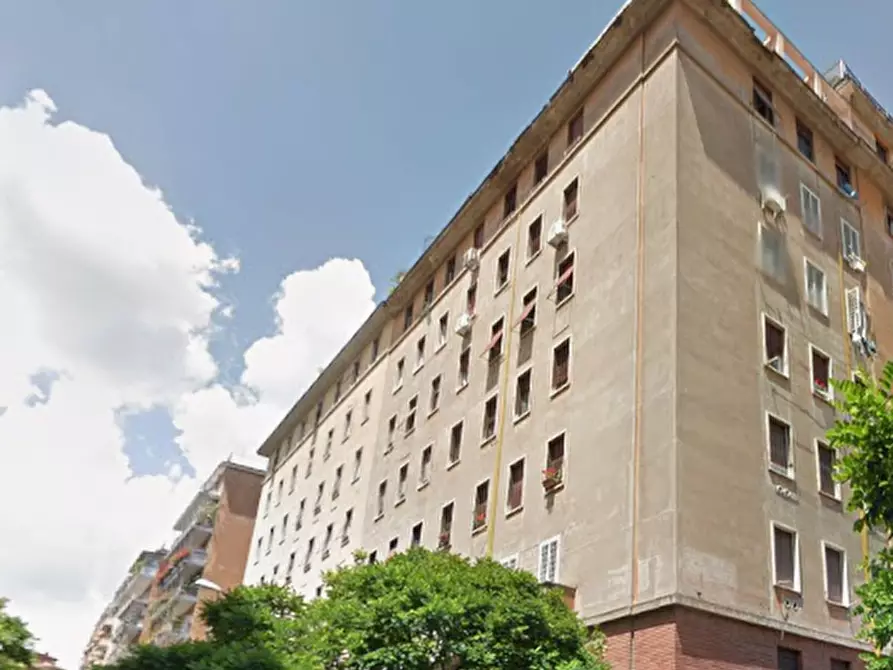 Immagine 2 di Appartamento in vendita  in Via Lucrino a Roma