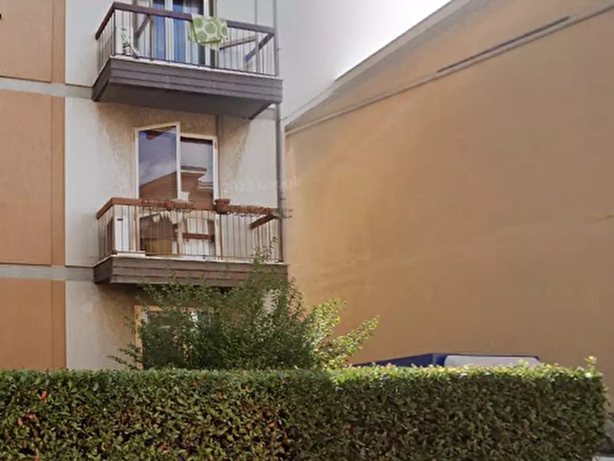 Immagine 17 di Magazzino in vendita  in Via Adriano Zarini a Prato