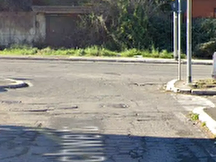 Immagine 8 di Magazzino in vendita  in Via Albert Schweitzer a Roma