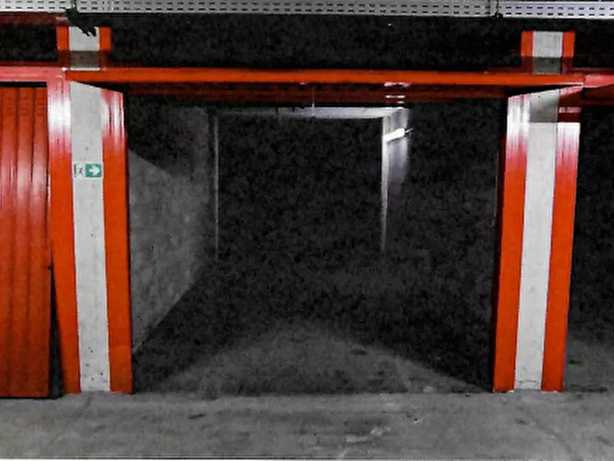 Immagine 2 di Garage in vendita  in Via Carlo Imbonati a Milano