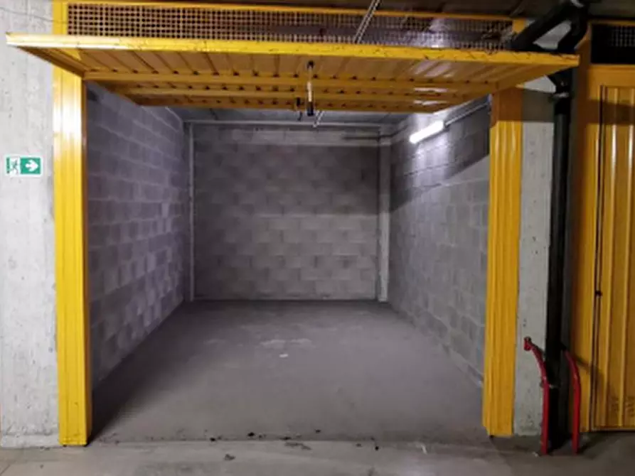 Immagine 2 di Garage in vendita  in Via Carlo Imbonati a Milano