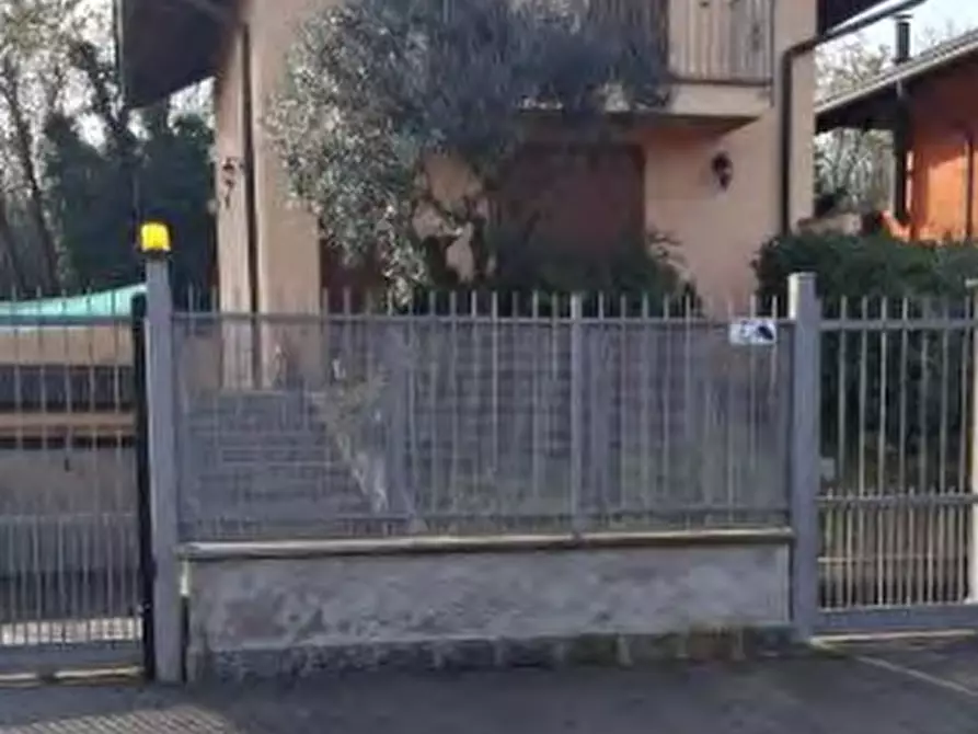 Immagine 2 di Casa indipendente in vendita  in Via Botticelli a Vanzago