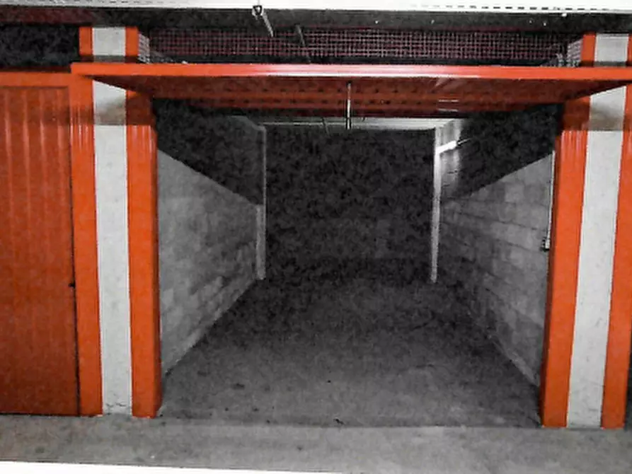 Immagine 2 di Garage in vendita  in Via Carlo Imbonati a Milano