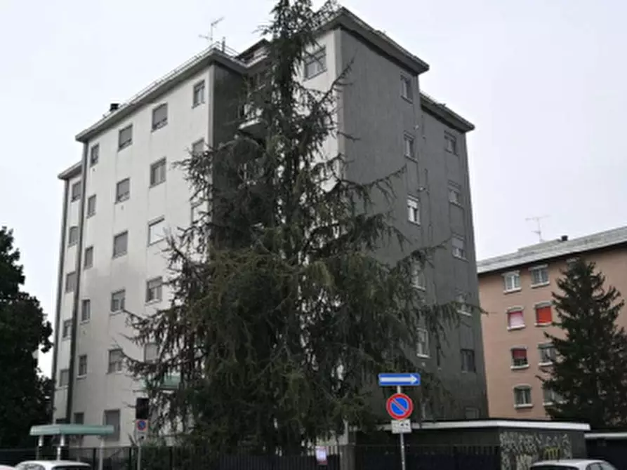 Immagine 1 di Magazzino in vendita  in Viale Palmiro Togliatti  a Rozzano