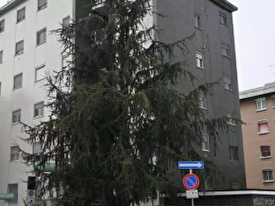 Immagine 2 di Magazzino in vendita  in Viale Palmiro Togliatti  a Rozzano