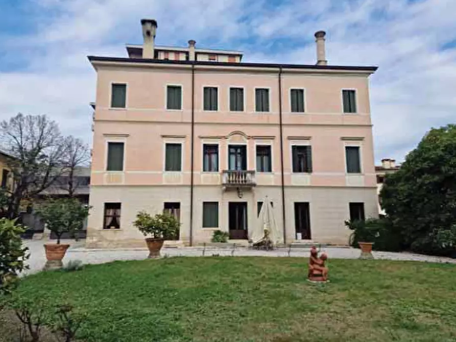 Immagine 1 di Villa in vendita  in Corso Giuseppe Mazzini a Montebelluna