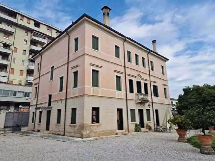 Immagine 3 di Villa in vendita  in Corso Giuseppe Mazzini a Montebelluna