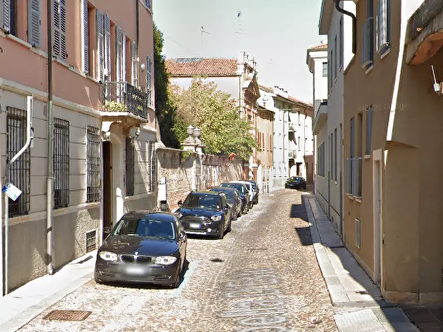 Immagine 2 di Garage in vendita  in Via Isabella D'Este a Mantova