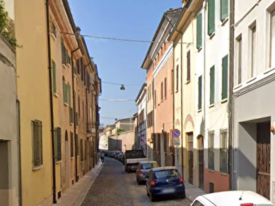 Immagine 3 di Garage in vendita  in Via Isabella D'Este a Mantova