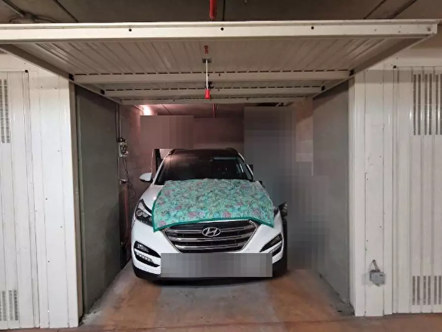 Immagine 1 di Garage in vendita  in Piazza Adriano a Torino