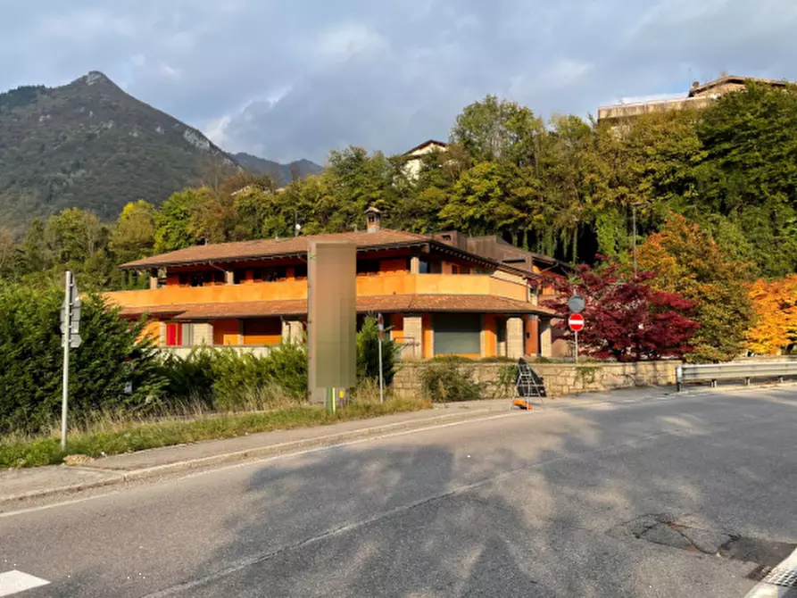 Immagine 2 di Laboratorio in vendita  in Viale Guglielmo Marconi a Villa D'ogna