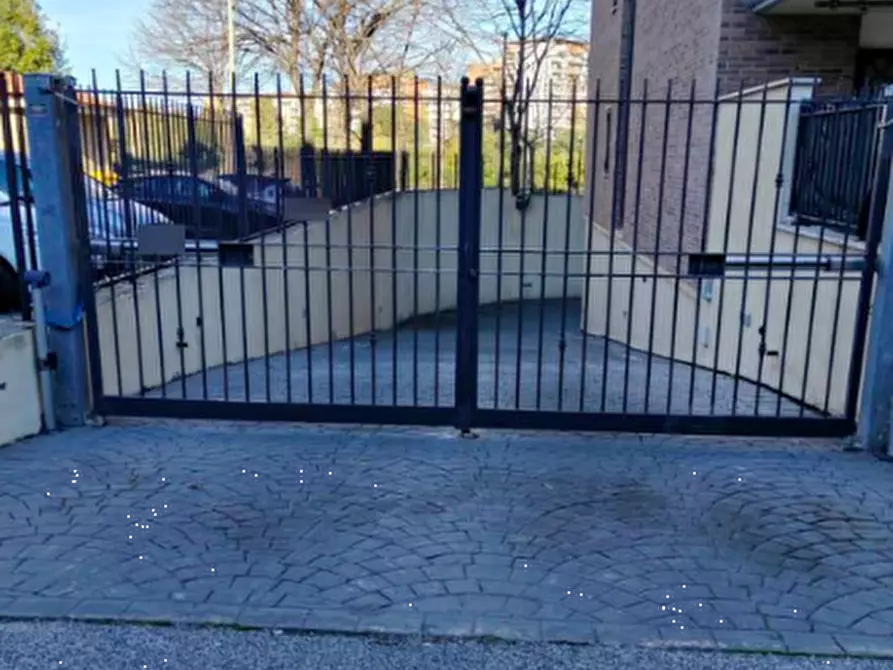 Immagine 1 di Garage in vendita  in Viale Odisseo a Pomezia